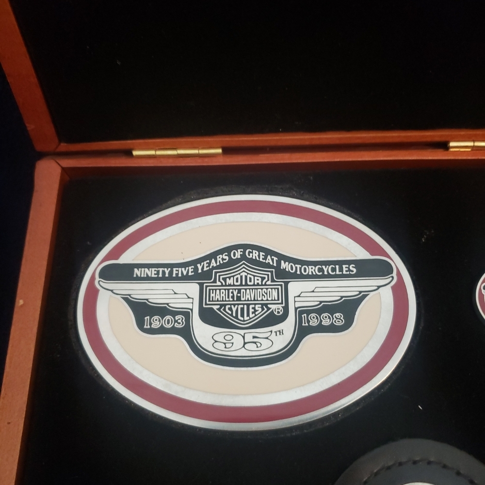 Harley-Davidson 95th Anniversary Buckle, Key Fob, & Pin Set #213 Of 5,000 NIB - Picture 2 of 8
